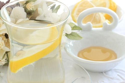 giảm cân bằng mật ong và nước ấm